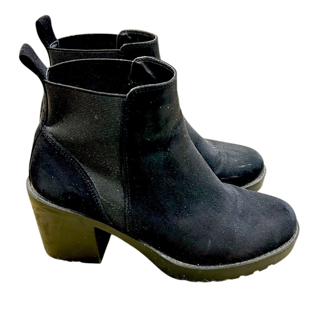 Divided black round toe lug sole faux suede booties pull tab size 7